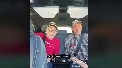 Izbezumljeni penzioneri u autu bez vozača (VIDEO)
