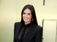 Demi Mur u providnoj haljini BEZ DONJEG veša: Izgleda kao AVION (VIDEO) 