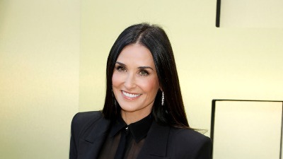 Demi Mur u providnoj haljini BEZ DONJEG veša: Izgleda kao AVION (VIDEO) 