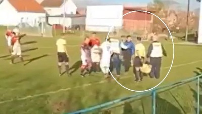 Samo u Srbiji: Ušao sa satarom među fudbalere (VIDEO)