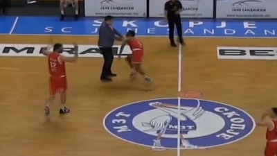 Nikolić uleteo na teren i prekinuo kontru (VIDEO)