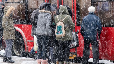 Sneg ponovo PARALISAO Beograd: Autobusi stoje, grad neočišćen, putnici OČAJNI (FOTO, VIDEO)