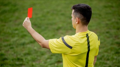 Skandal u srpskom fudbalu: Brutalno napadnut sudija, odleteo dva metra i udario GLAVOM U ZEMLJU