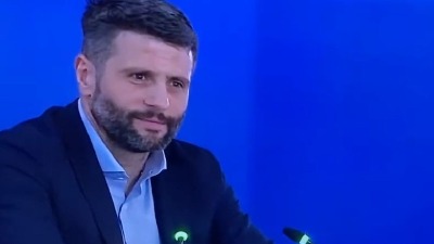 "Ovaj ne može da pogodi": Šapić ponižava saradnika (VIDEO) "Ovaj ne može da pogodi": Šapić ponižava saradnika (VIDEO)