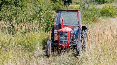 Muškarac pao sa traktora i poginuo na licu mesta