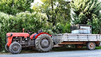 Žena preminula nakon što je ispala iz prikolice traktora