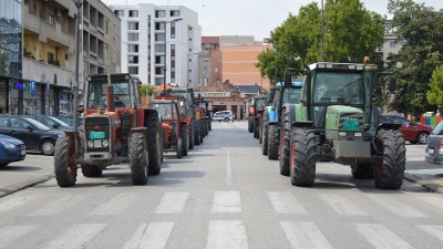 Poljoprivrednici blokirali put Kragujevac-Topola