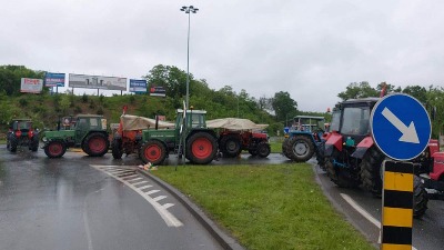 Poljoprivrednici iz Šumadije krenuli za Beograd (FOTO i VIDEO)