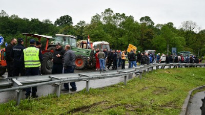 Nepoznati ljudi blokirali farmu poljoprivrednika koji protestuje