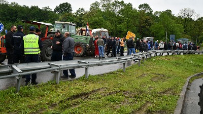 Mlekari celu noć blokirali Ibarsku, studenti ih podržali: Danas nove blokade
