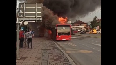 Gradski autobus izgoreo u Nišu (VIDEO)