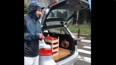 Učesnicima protesta delio trešnje (VIDEO)