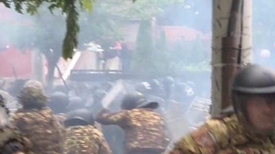 Jezivi snimak sukoba u Zvečanu (VIDEO)