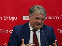 "U stvari ĆACI": Direktor Telekoma Lučić u koloni SNS-ovaca na Voždovcu (VIDEO)