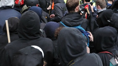 Užas u Čačku: Maskirani napadači razlupali autobuse koji je trebalo da voze građane u NS Užas u Čačku: Maskirani napadači razlupali autobuse koji je trebalo da voze građane u NS