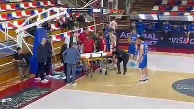Košarkaš udario glavom o parket, 15 minuta ležao (VIDEO)