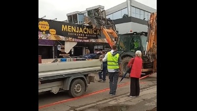 Srušen "Stepin vajat" na Novom Beogradu (VIDEO)