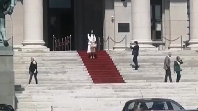 Dok na KiM ključa, poslanica pozira ispred Skupštine (VIDEO)