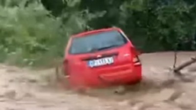 Bujica nosi automobil u Novom Pazaru (VIDEO) Bujica nosi automobil u Novom Pazaru (VIDEO)