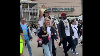 Jokić sa porodicom na paradi: Fešta u Denveru (VIDEO)