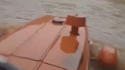 Nemate čamac, imate traktor - možete preko vode (VIDEO)