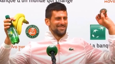 Iznenađenje za Novaka: Urme, banane i voda (VIDEO)
