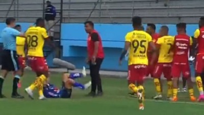 Trener prebio dvojicu igrača tokom meča (VIDEO)