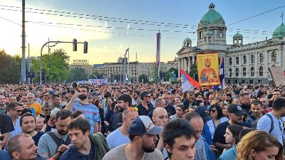 Desničari napali čoveka na protestu!