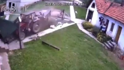 Traktorom uleteo u dvorište i povredio petoro (VIDEO)