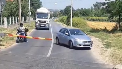 Bahati vozač zaobišao spuštenu rampu (VIDEO)
