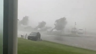 Stravična oluja u Švajcarskoj: Uništeni automobili, kuće i drveće (VIDEO)