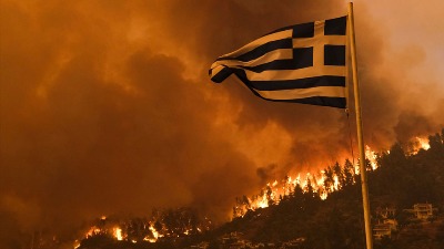 Gori u Grčkoj: Vatra stigla do mora (FOTO, VIDEO)