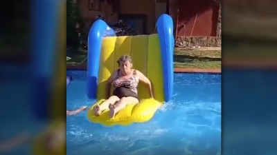Baka na toboganu sve nasmejala: Trudila se (VIDEO)