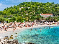 "Dama se ne postaje, dama se rađa“: Ljudi gledaju snimak žene sa plaže i SUZE IM IDU OD SMEHA (VIDEO)