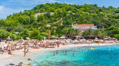 "Dama se ne postaje, dama se rađa“: Ljudi gledaju snimak žene sa plaže i SUZE IM IDU OD SMEHA (VIDEO)