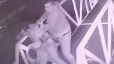 Ovako je bokser pretukao momka ispred splava (VIDEO)