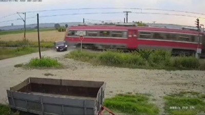 JEZIVO Voz u punoj brzini naleteo na auto (VIDEO)