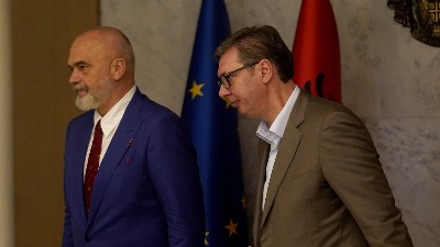 Tenzije na kraju obraćanja Vučića i Rame