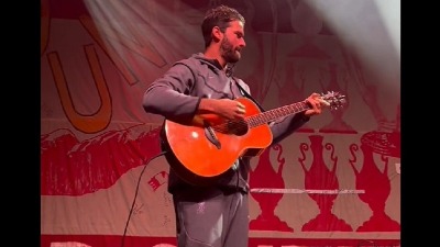 Golman Liverpula sa gitarom: Oduševio navijače (VIDEO)