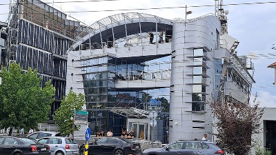 Protestna šetnja stigla ispred TV Pink: "Istraga, pa robija" i "Ruke su vam krvave"
