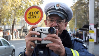 Da li je policajac dužan da obavesti da snima kamerom?