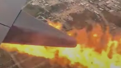 Putnik snimio kako gori motor aviona (VIDEO)