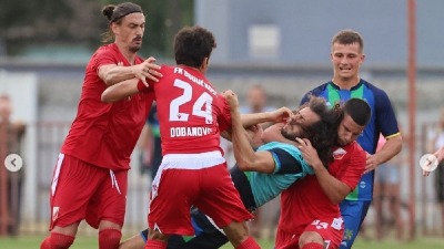 Opšta tuča i nova SRAMOTA srpskog fudbala (FOTO)