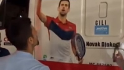 Novak ukrasio kamion ljudima iz Banjaluke (VIDEO)