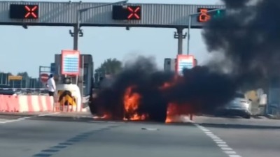 Izgoreo auto na naplatnoj rampi Stara Pazova (VIDEO)