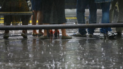 UPALJENI METEOALARMI Stižu pljuskovi i oluja, ovi delovi Srbije su NAJUGROŽENIJI