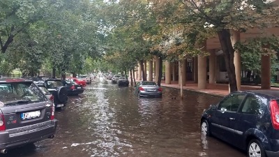 Kiša je stala, a Studentski trg je i dalje potopljen (FOTO i VIDEO)