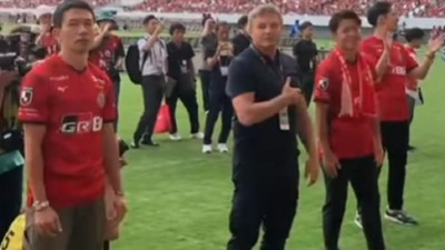 Piksiju ovacije u Japanu: Kliče mu ceo stadion (VIDEO)