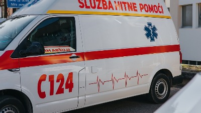 Teška nesreća, poginula jedna osoba: Delovi vozila rasuti po putu