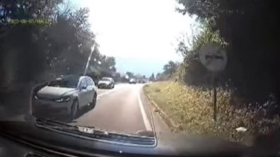 LUDA VOŽNJA Divljao i preticao preko pune linije (VIDEO)